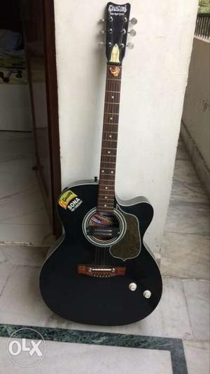 Givson guitar in black color. In good condition