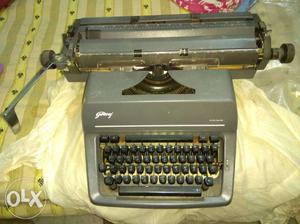 Hindi Typing Machine For sale almost new in