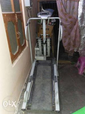 Very good condition manual tred mill of life line