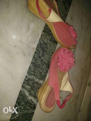 2 women's heels golden Nd pink colour size -- 6