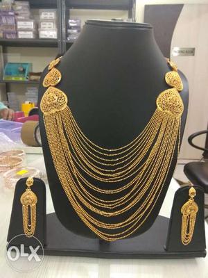 Gold plated jewelry set with pair of earrings