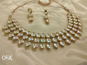 Kundan necklace with pair of earrings
