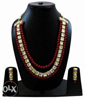 Red colored kundan necklace with pair of earrings