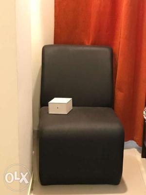 Set of 2 lounge chairs in leather. no damages,