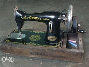 Sewing machine black and brown home use good Working