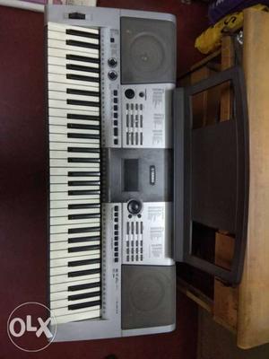 Yamaha E403 Keyboard New Condition