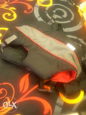 Baby pouch: Bright red n black, up to 11 kg