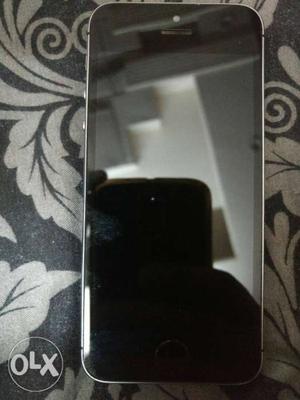 Iphon 5s 16gb space grey colour mobile phon.i