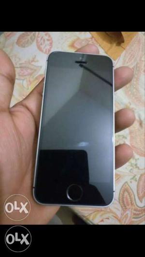 Iphone 5se 32 gb,under 10 mnth wrnty.with all acc