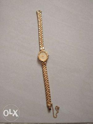 Quartz - Girls Wrist Watch - Gold Color Chain - Almost like