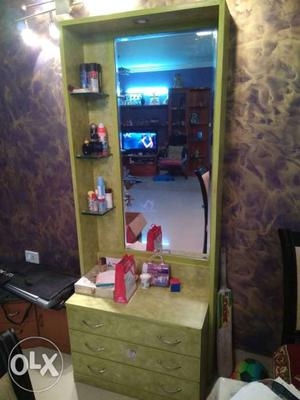 Dressing table in excellent condition with drawer