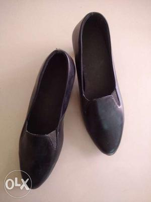 Black leather formal ladies shoe... size 39