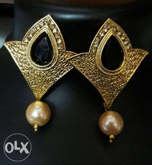 Gold-colored And Black Gemstone Pendant jhumka