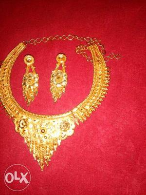 Gold polish neckles nd earing