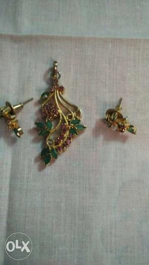 I am selling my ruby emerald pendant and earrings