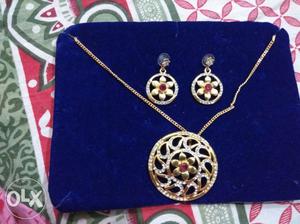 Round Gold-colored Flower Pendant 2-piece Jewelry Set