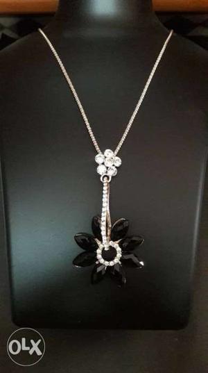Silver-colored Flower Pendant Necklace