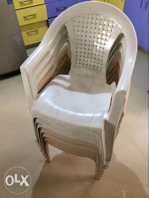 7 plastic chairs in good condition