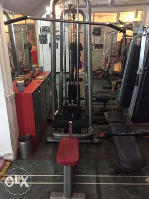Black And Red Lat Pull Down Machine