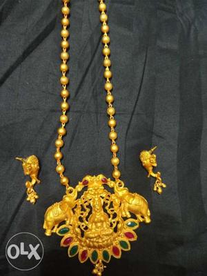 It's a brand new temple gold set with earrings.