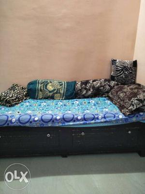 Singlebed with storage excellent condition