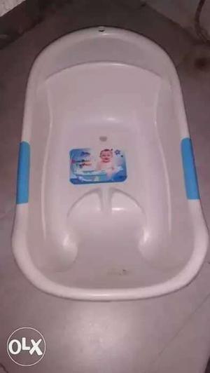 Baby bath tub with detachable seat