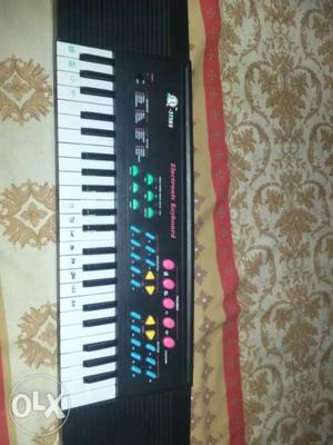 Electronic keyboard with battery