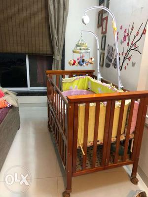Baby cot, foldable with storage layer