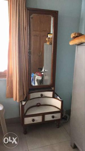 Wooden dressing table mirror with three drawers