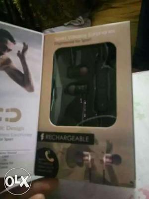 Black In-ear Earphones Box this is new one not old