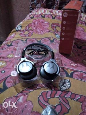 Silver And Black Motorola Headphones