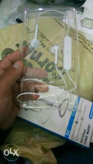 White Earphones this is new one not old