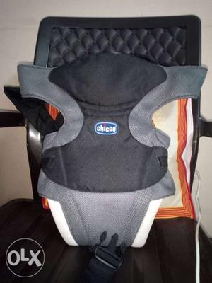 Chicco baby carrier it's almost new not even used