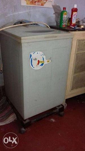 Gently used Whirlpool washing machine for immediate sale