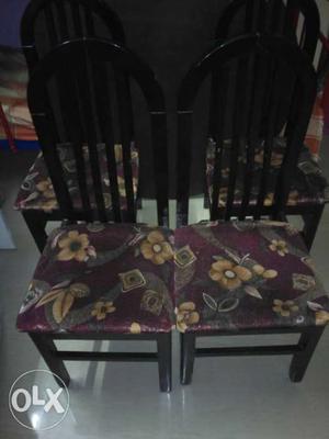 Round wooden dinning table With chairs In good condition