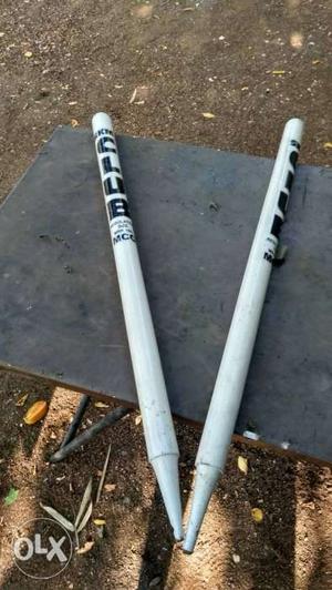 2 cricket stumps good condition