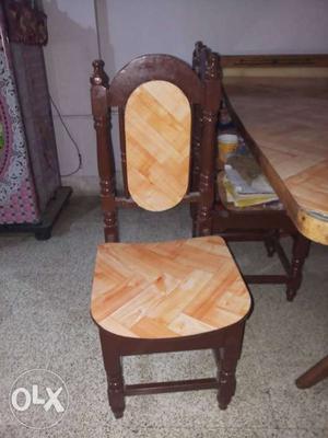 6 chairs dining table with tiptop condition.
