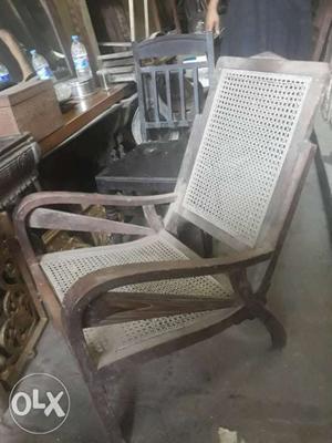 A pair of rest chair.