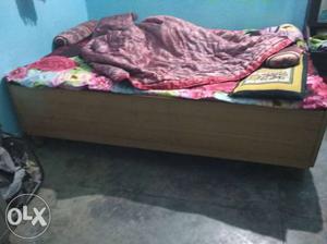 Box bed in very good condition with gadda..