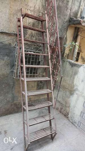 Brown Metal Ladder,100kg,hight 9.5 feet condition-good