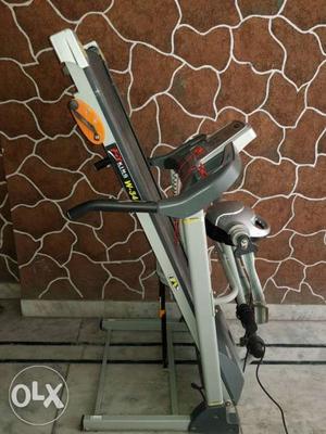 Electronic treadmill. sparingly used. all