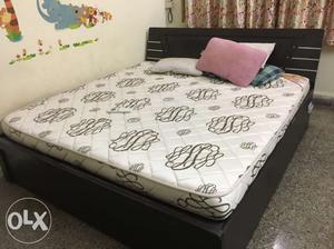 Quilted Black-and-white Mattress And Wooden Bed