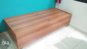 Wooden Deevan with storage in very good condition. Size 3