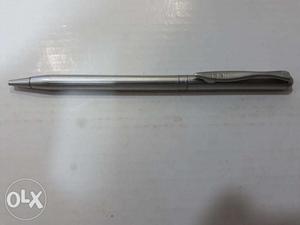 Flair roller ball pen in working condition for rs 200