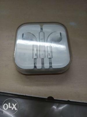 Apple earphone..original brand new 5s
