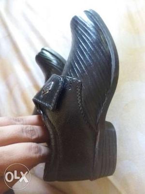 Boy baby shoe new one rarly used. suitable for upto 1.5 year