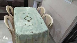 4 seater plastic dining Table in very good