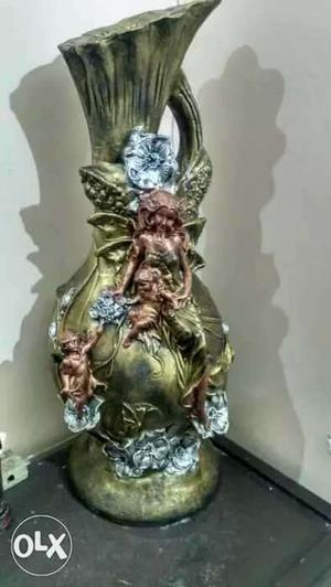Golden flower vase for sale in new condition