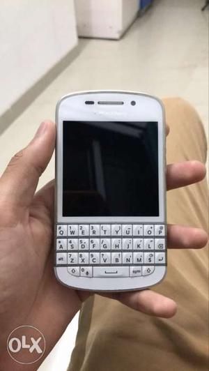 Hey need to sell my Personal used bb Q10 white