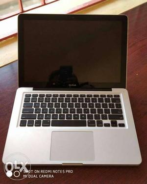 Apple Mac book cor2duo 4gb ram 500gb hard drive 13.3 size